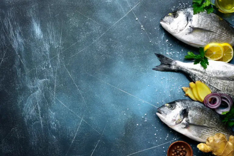 Poissons citrons ognons et herbes