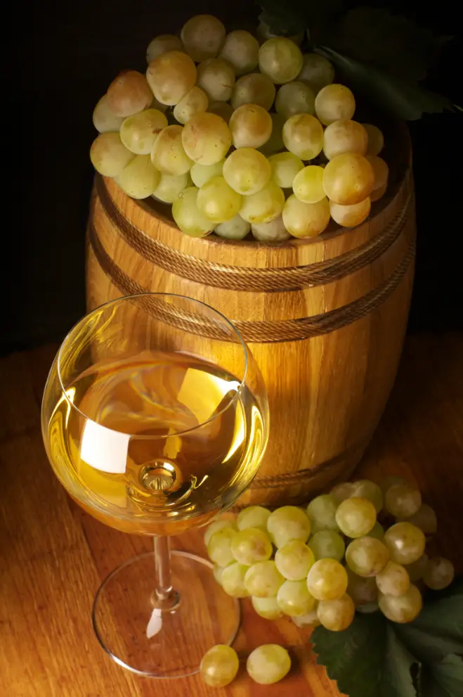 Verre de vin blanc et raisins blancs