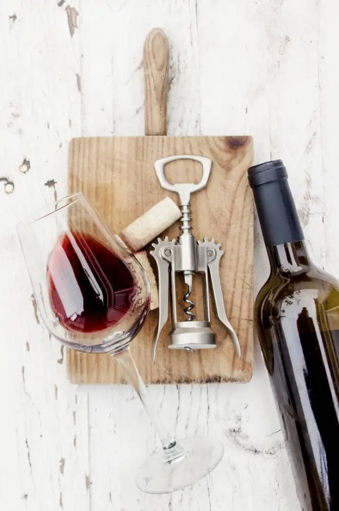 Plancha artistique avec bouteille de vin, verre et tire-bouchon