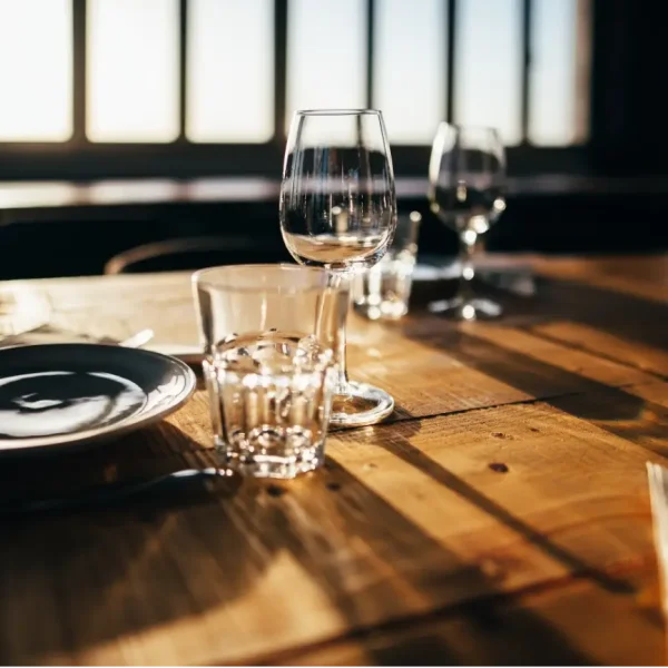 Table dressée d'un restaurant