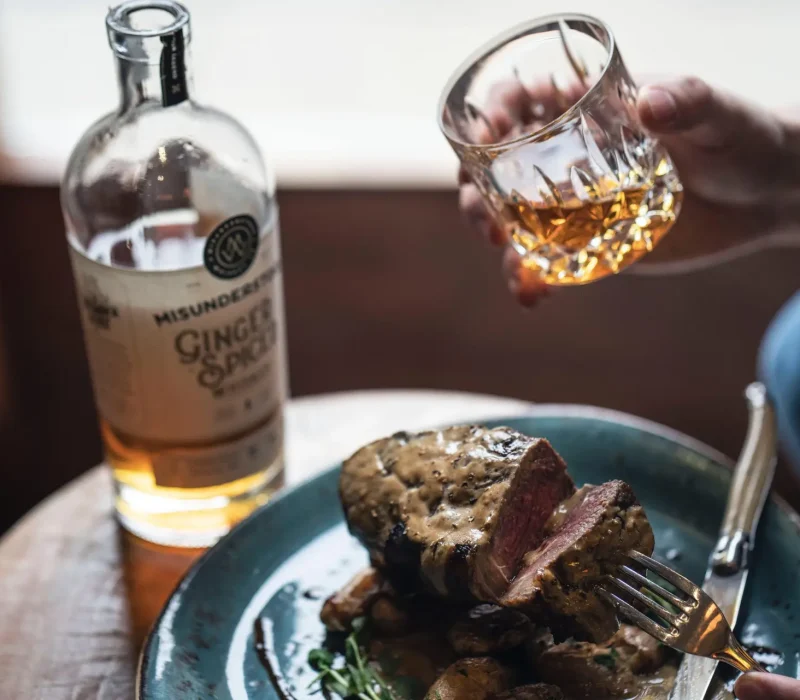 Pièce de bœuf et verre de whisky