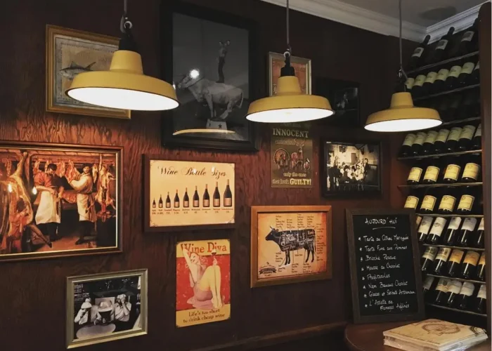 Mur cosy couvert de tableaux